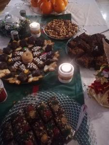 una mesa cubierta con muchos tipos diferentes de postres en Klif Spa, en Jarosławiec