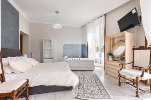 una camera con letto, specchio e lavandino di View Colosseo From Jacuzzi a Roma