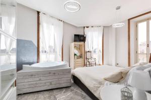 bagno con vasca, letto e lavandino di View Colosseo From Jacuzzi a Roma