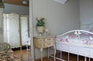 Un pat sau paturi într-o cameră la Kuressaare Romantic Apartment