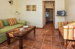 - un salon avec un canapé et une table basse dans l'établissement Casa Rural La Sierra de Monfragüe, à Malpartida de Plasencia