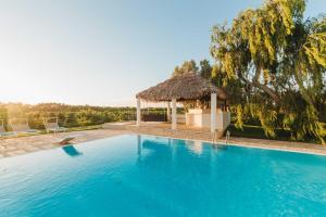 een zwembad met een prieel en een zwembad bij Casa Solares in Solfara Mare
