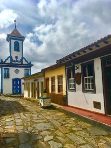 een groep gebouwen met een klokkentoren op een straat bij Pousada Vila do Imperador in Diamantina
