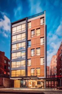 un edificio alto con muchas ventanas en una ciudad en Apartametos FACILE, en Bogotá