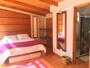Ein Bett oder Betten in einem Zimmer der Unterkunft Titué Refugio , Cabañas