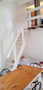 - un escalier dans une chambre avec un lit et une table dans l'établissement Mas des cypres, à Saintes-Maries-de-la-Mer