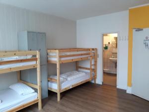 Двухъярусная кровать или двухъярусные кровати в номере Hostel 45