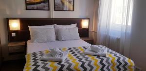 诺维萨德YELLOW FLOWER的一间卧室，床上有一张带毛巾的床