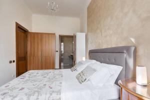 A bed or beds in a room at jacuzzi in front of the colosseum
