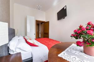 A bed or beds in a room at jacuzzi in front of the colosseum