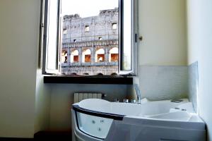 Kép jacuzzi in front of the colosseum szállásáról Rómában a galériában