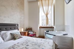 A bed or beds in a room at jacuzzi in front of the colosseum