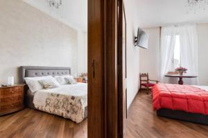 A bed or beds in a room at jacuzzi in front of the colosseum