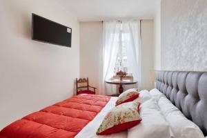 A bed or beds in a room at jacuzzi in front of the colosseum