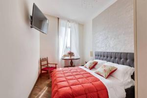 A bed or beds in a room at jacuzzi in front of the colosseum