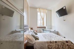 A bed or beds in a room at jacuzzi in front of the colosseum