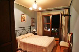 a bedroom with a bed and a window at Palleira de Roque in Bermés