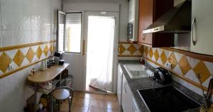 una pequeña cocina con fregadero y ventana en Villas Alandalus, en Vera