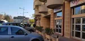 诺维萨德YELLOW FLOWER的停在建筑物前的汽车