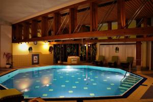 Bazén v ubytování Hotel und Appartementhof Waldeck nebo v jeho okolí