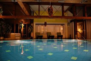 Swimming pool sa o malapit sa Hotel und Appartementhof Waldeck