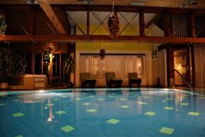 Bazén v ubytování Hotel und Appartementhof Waldeck nebo v jeho okolí