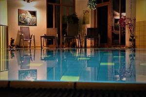 Bazén v ubytování Hotel und Appartementhof Waldeck nebo v jeho okolí