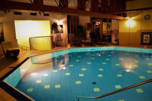 Bazén v ubytování Hotel und Appartementhof Waldeck nebo v jeho okolí