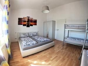 een slaapkamer met 2 bedden en een stapelbed bij Apartment Lopa in Rust