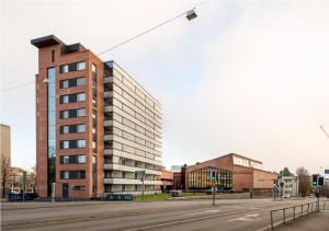 a building on the corner of a city street at Cozy Central Studio Tampere in Tampere