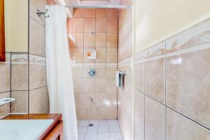 Ένα μπάνιο στο Family Getaway Suite at Hummingbird Home Suites Gold Standard Certified