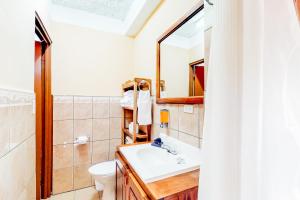 Ένα μπάνιο στο Family Getaway Suite at Hummingbird Home Suites Gold Standard Certified