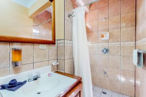 Ένα μπάνιο στο Family Getaway Suite at Hummingbird Home Suites Gold Standard Certified +96 φωτογραφίες