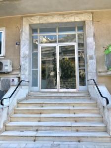 un escalier devant une porte dans l'établissement My Megaro Flat, à Athènes