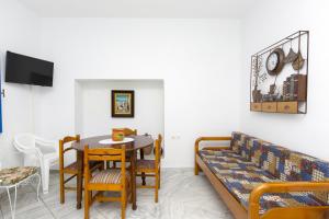 a living room with a table and a couch at Moutsouna Beach II in Moutsoúna