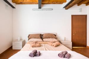 una camera da letto con un letto con due paia di scarpe sopra di whouse suite apartment mirasole a Bologna