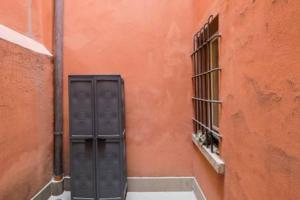 una porta nera sul lato di un edificio con finestra di whouse suite apartment mirasole a Bologna