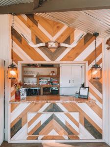 uma cozinha com um tecto de madeira com vigas em Oceanpoint Ranch em Cambria