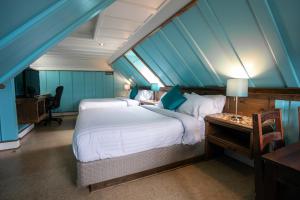 Un pat sau paturi într-o cameră la Auberge Seigneurie des Monts