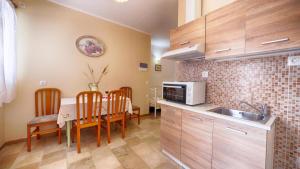 Kuchyň nebo kuchyňský kout v ubytování Feakia apartment 1