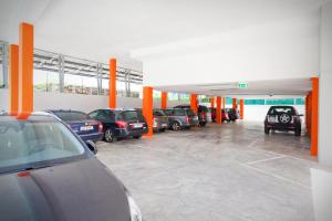 un estacionamiento con autos estacionados en él en Hotel Universal, en Caorle