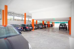 un parking avec des voitures garées à l'intérieur dans l'établissement Hotel Universal, à Caorle