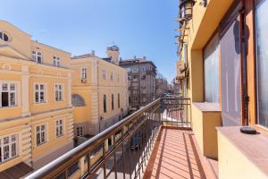 d'un balcon avec vue sur les bâtiments. dans l'établissement СТАИ ЗА ГОСТИ ХАН КРУМ, à Bourgas