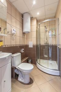 La salle de bains est pourvue de toilettes, d'une douche et d'un lavabo. dans l'établissement СТАИ ЗА ГОСТИ ХАН КРУМ, à Bourgas
