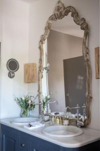 A bathroom at Le Relais de Franc Mayne Saint Emilion