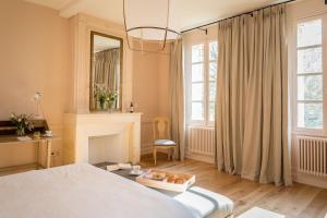 A bed or beds in a room at Le Relais de Franc Mayne Saint Emilion