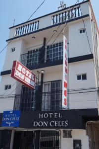 un letrero del hotel frente a un edificio en DON CELES en Paraíso