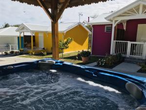 Bassein majutusasutuses PARADIS DES SABLES või selle lähedal