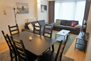 salon ze stołem, krzesłami i kanapą w obiekcie Rosie | Design | Chalet w mieście Bad Kleinkirchheim