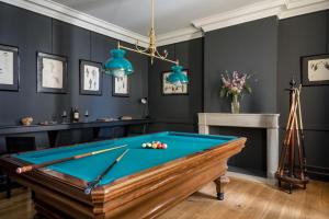 uma sala de bilhar com mesa de bilhar em Le Relais de Franc Mayne Saint Emilion em Saint-Émilion